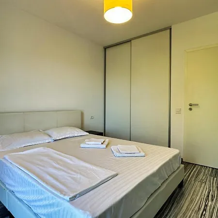 Feels Like - Free Parking - Powered By Neo *