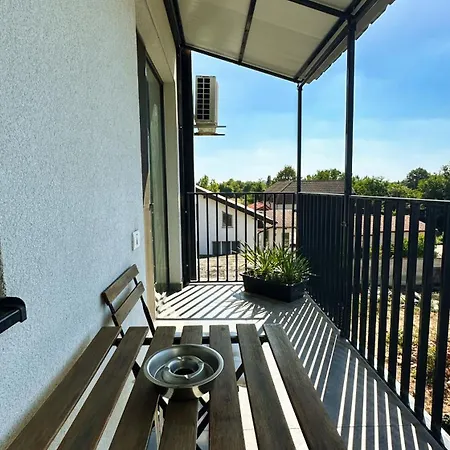 Feels Like - Free Parking - Powered By Neo Temešvár